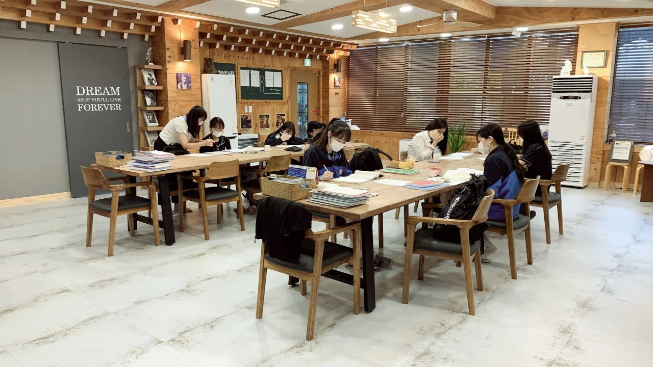 JDP외국어학원에서 학생들이 공부하고 선생님이 지도하는 실제 수업 모습